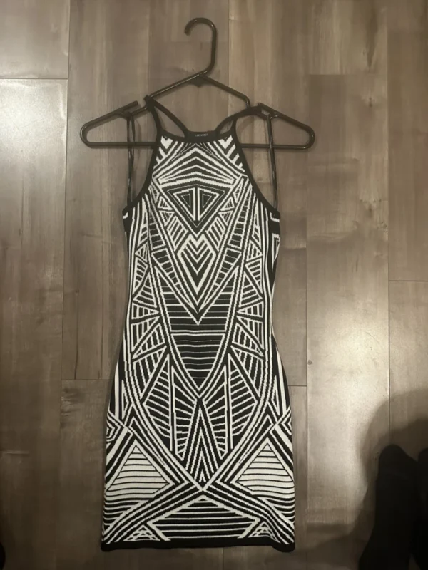 Featured image for Robe noire et blanche