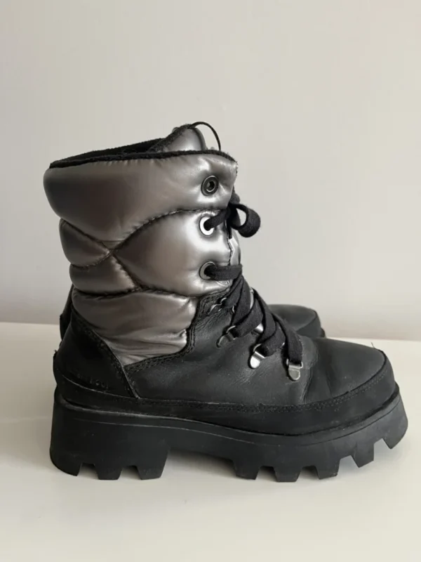 Featured image for Bottes Cougar taille 7 US / 37 FR