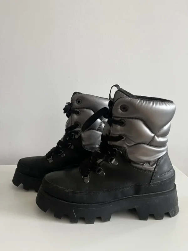 Image for Bottes Cougar taille 7 US / 37 FR