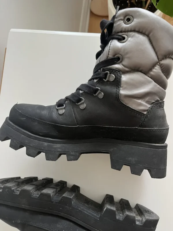 Image for Bottes Cougar taille 7 US / 37 FR