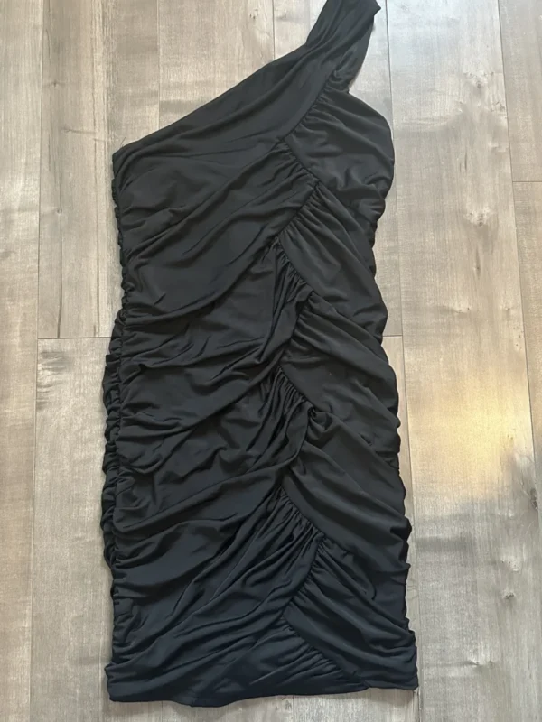 Featured image for Robe très chic noire