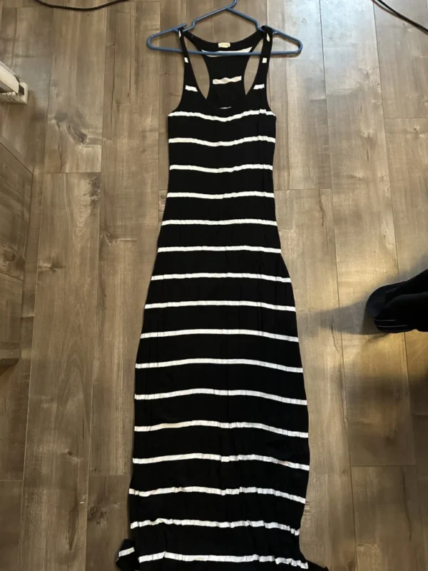 Featured image for Robe longue bleue marine et blanche