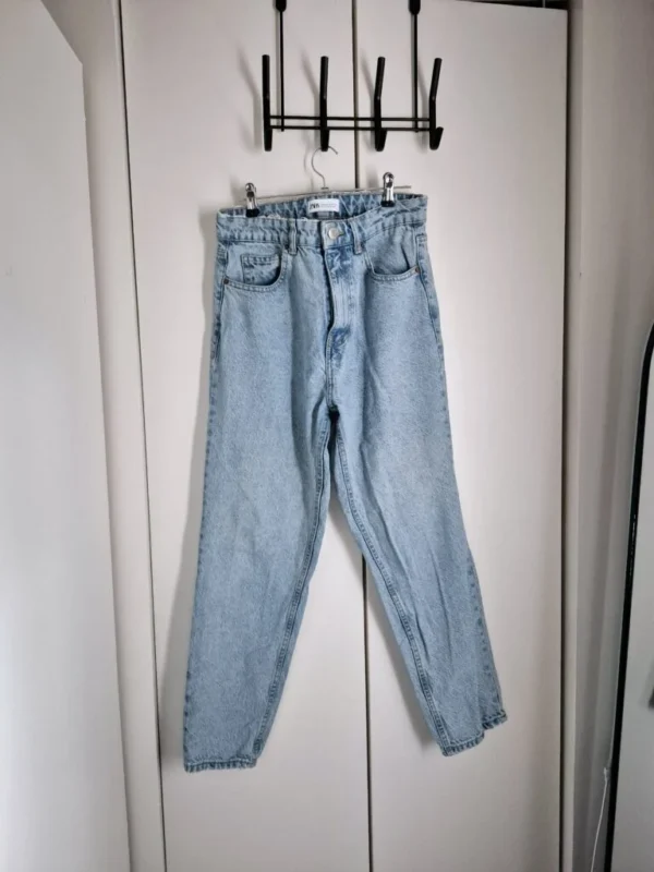 Featured image for Zara high-waisted jeans size 6 / 28