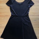 Featured thumbnail for Robe courte noire en velours portée 1 fois