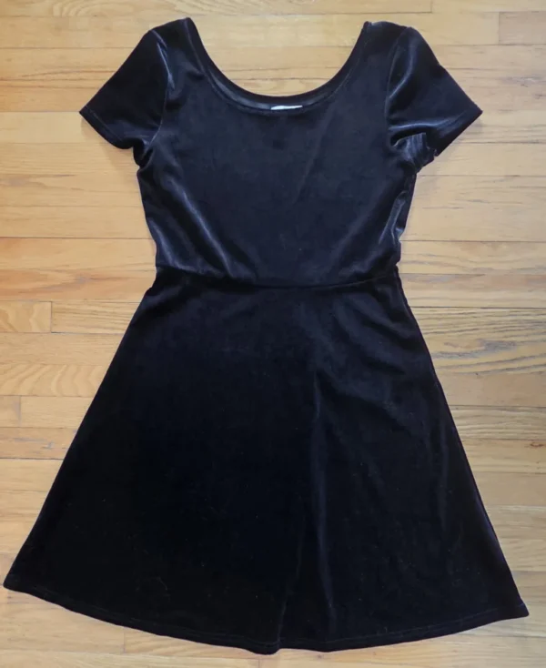 Featured image for Robe courte noire en velours portée 1 fois