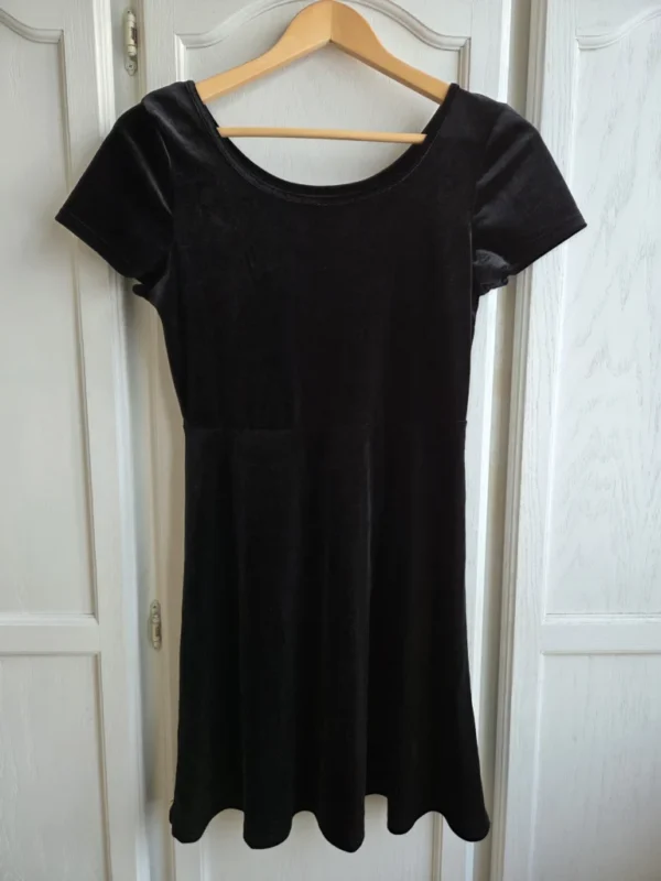 Image for Robe courte noire en velours portée 1 fois