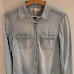 Featured thumbnail for Chemise en jean bleu délavée H&M