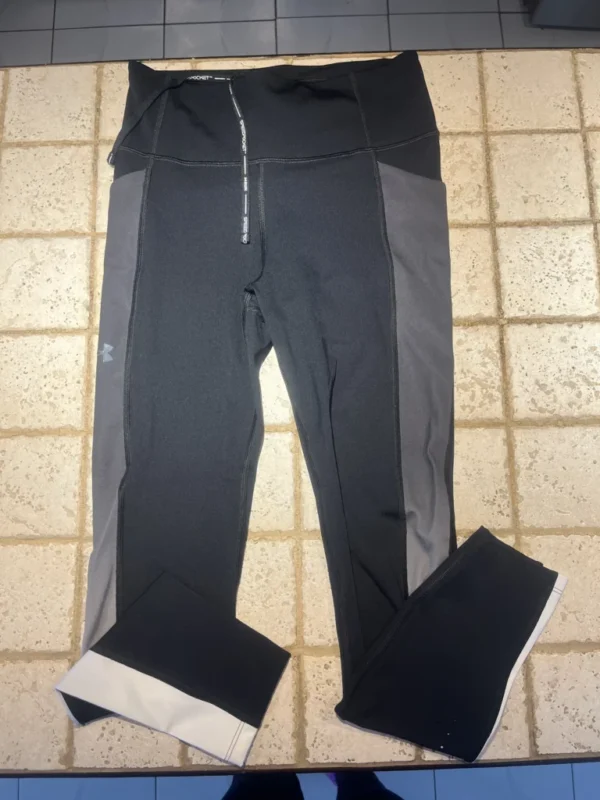 Featured image for Under Armour black sports pant leggings with pockets