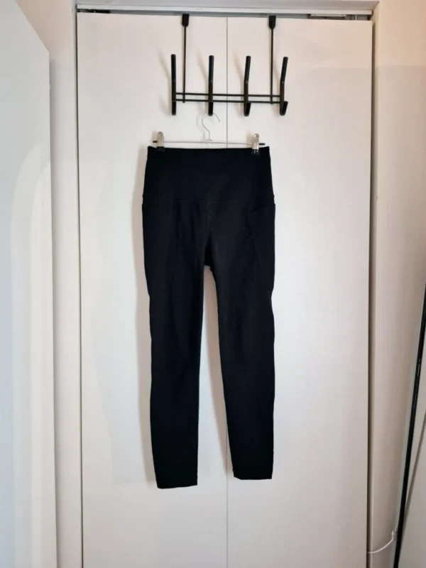 Featured image for Black high-waisted leggings Small