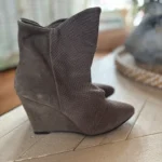 Featured thumbnail for Bottillons en suède taupe grandeur 6