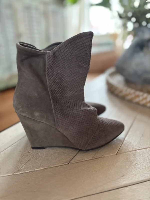 Featured image for Bottillons en suède taupe grandeur 6