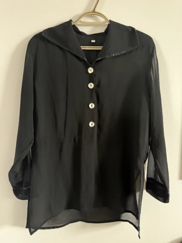 Featured image for Blouse noir avec partie mesh transparent