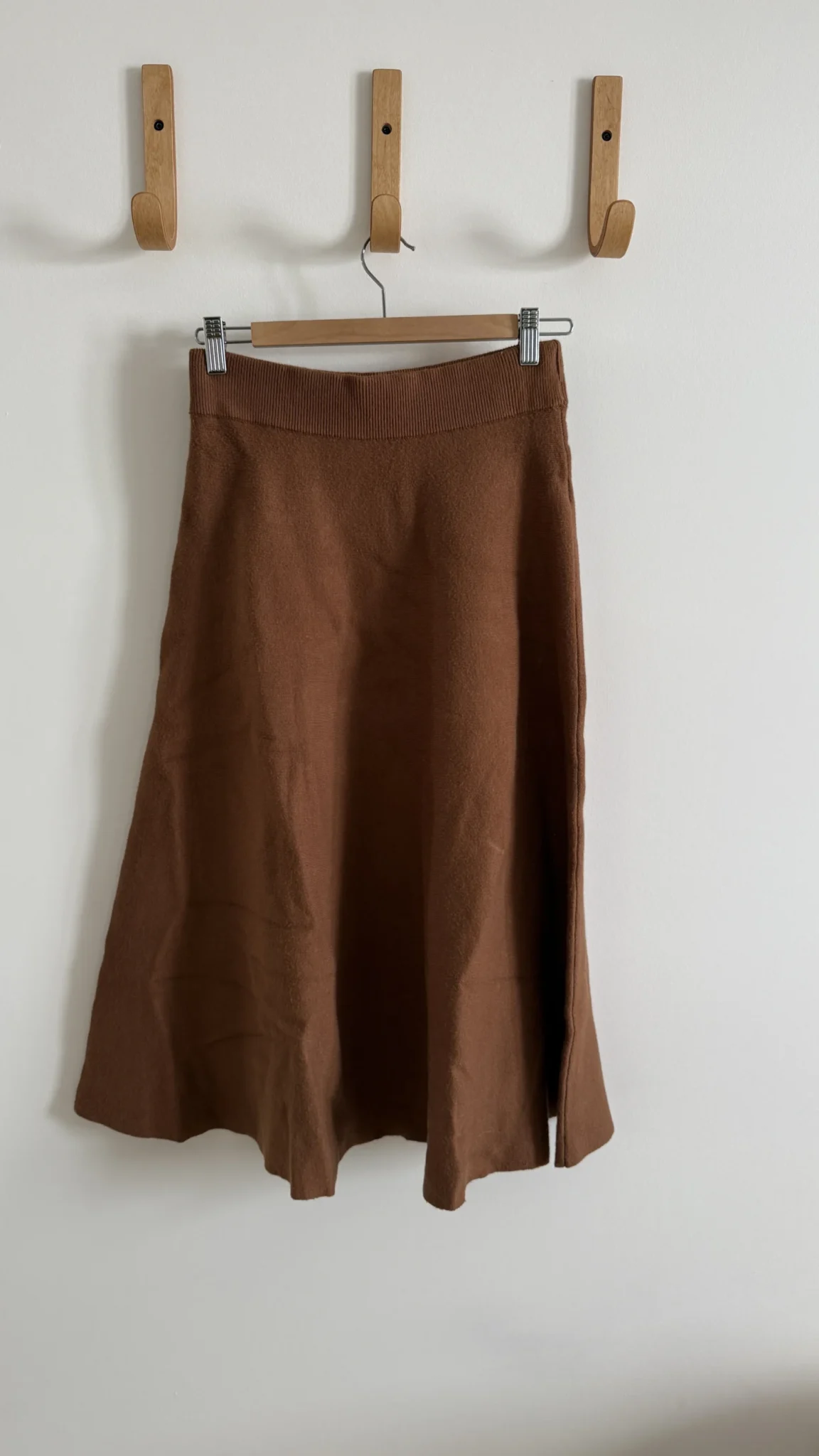 Featured image for Jupe évasée en tricot mi-longue