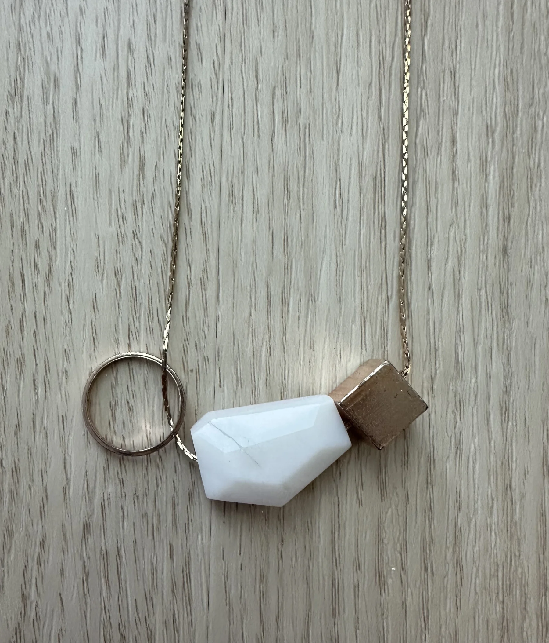 Quartz Pendant Necklace *Autre seconde main