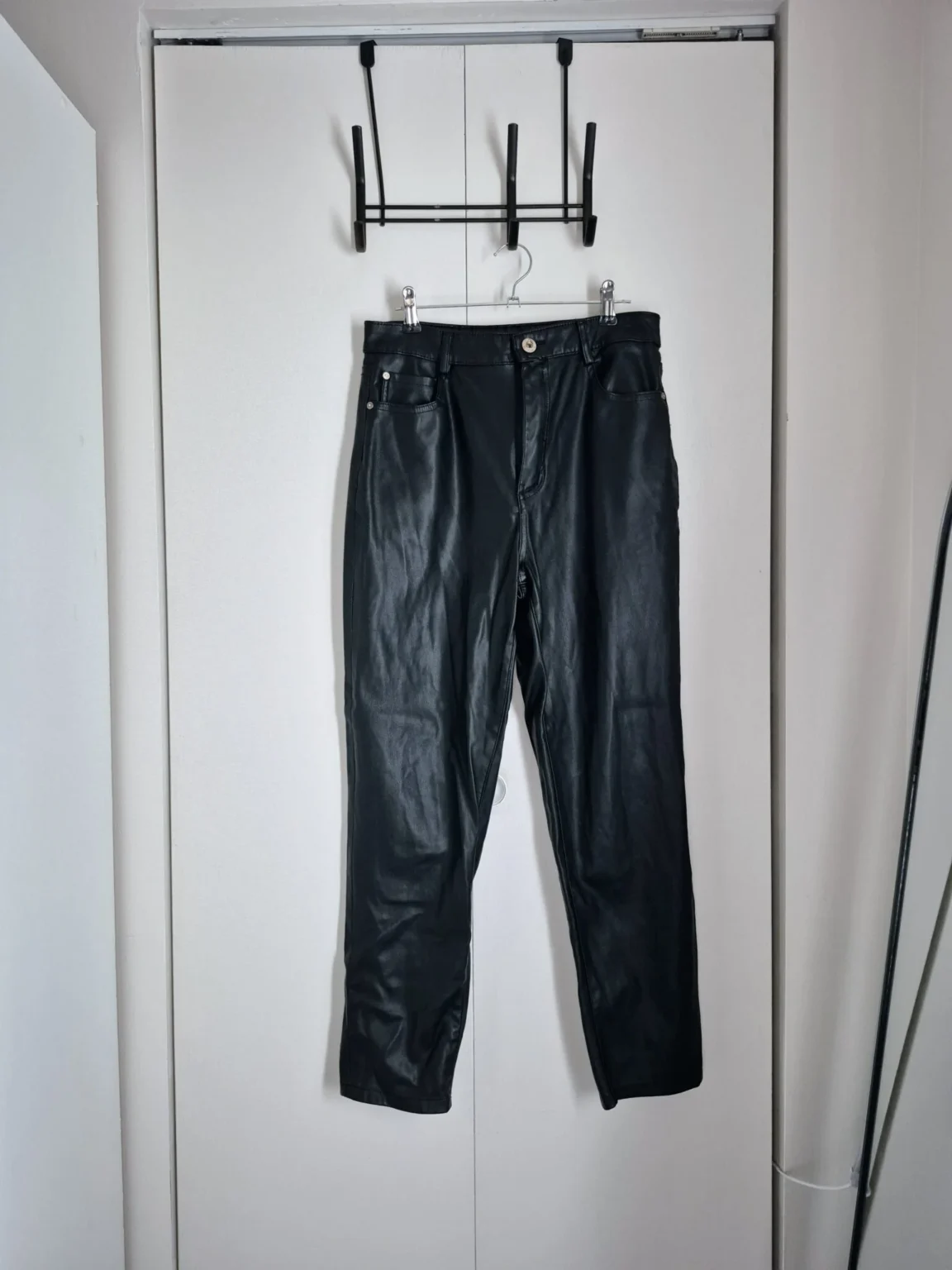 Featured image for Zara high-waisted trousers size 06 / 28