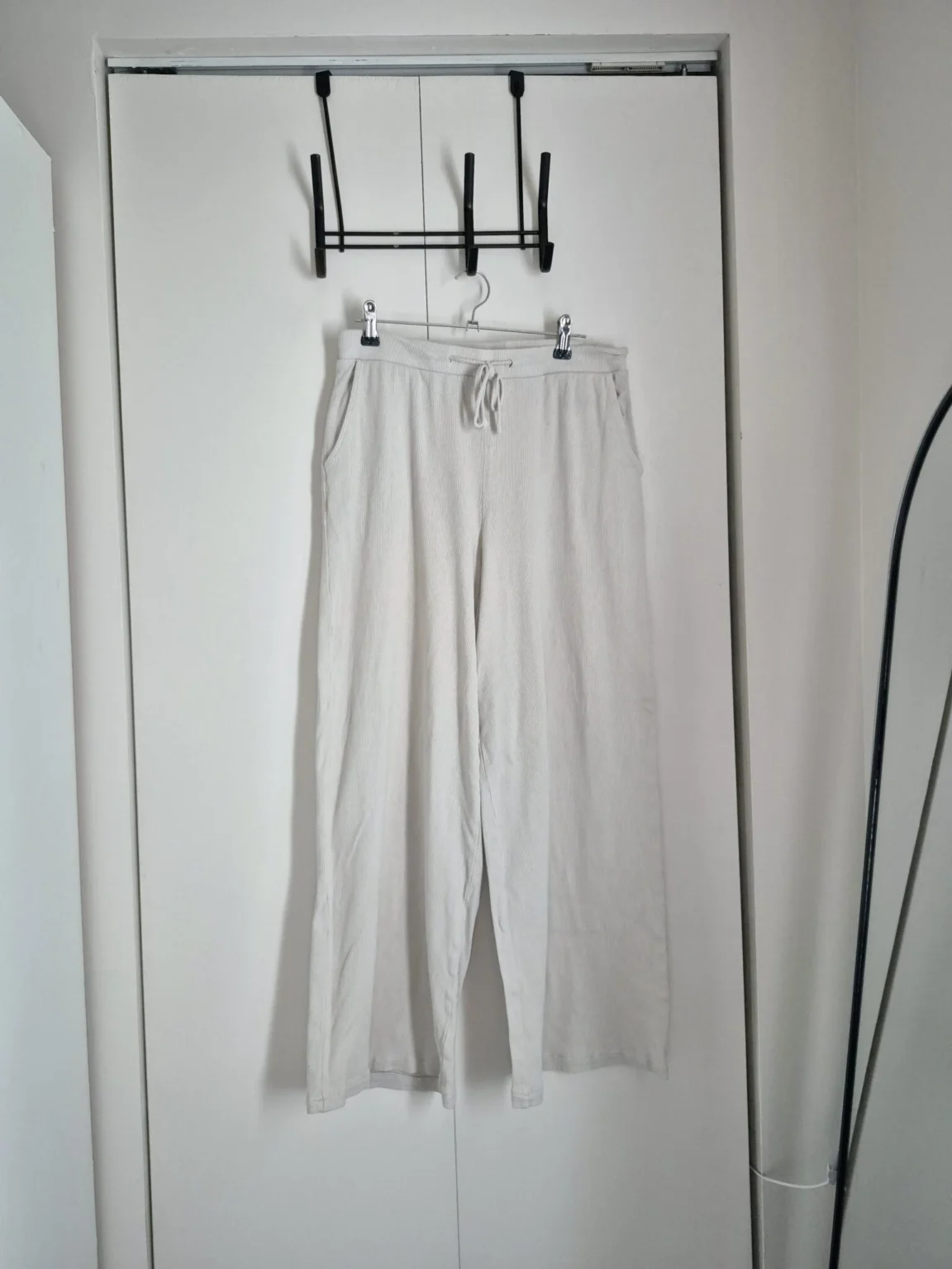 Featured image for Zara high-waisted trousers medium