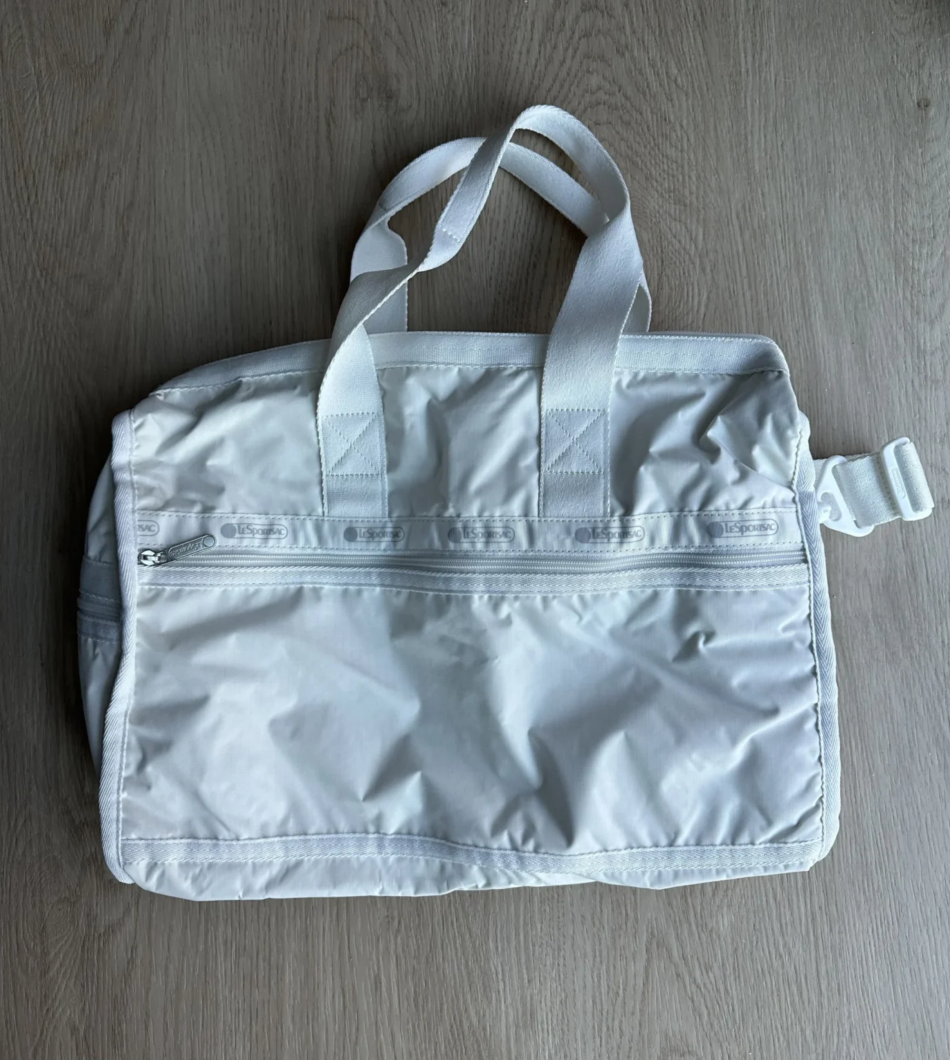 Featured image for LeSportSac Deluxe Medium Weekender