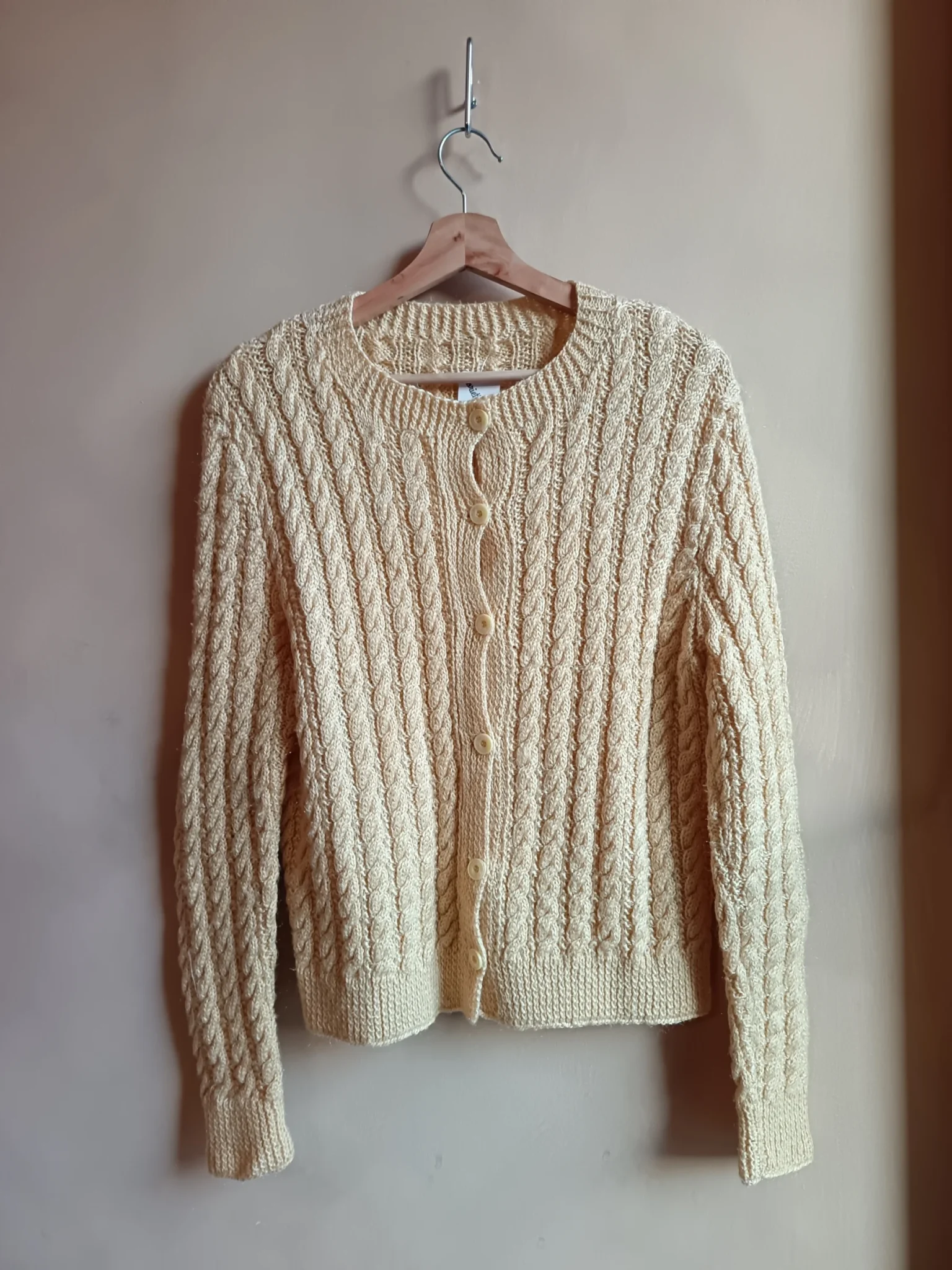 Featured image for Gilet torsadé jaune beurre style vintage
