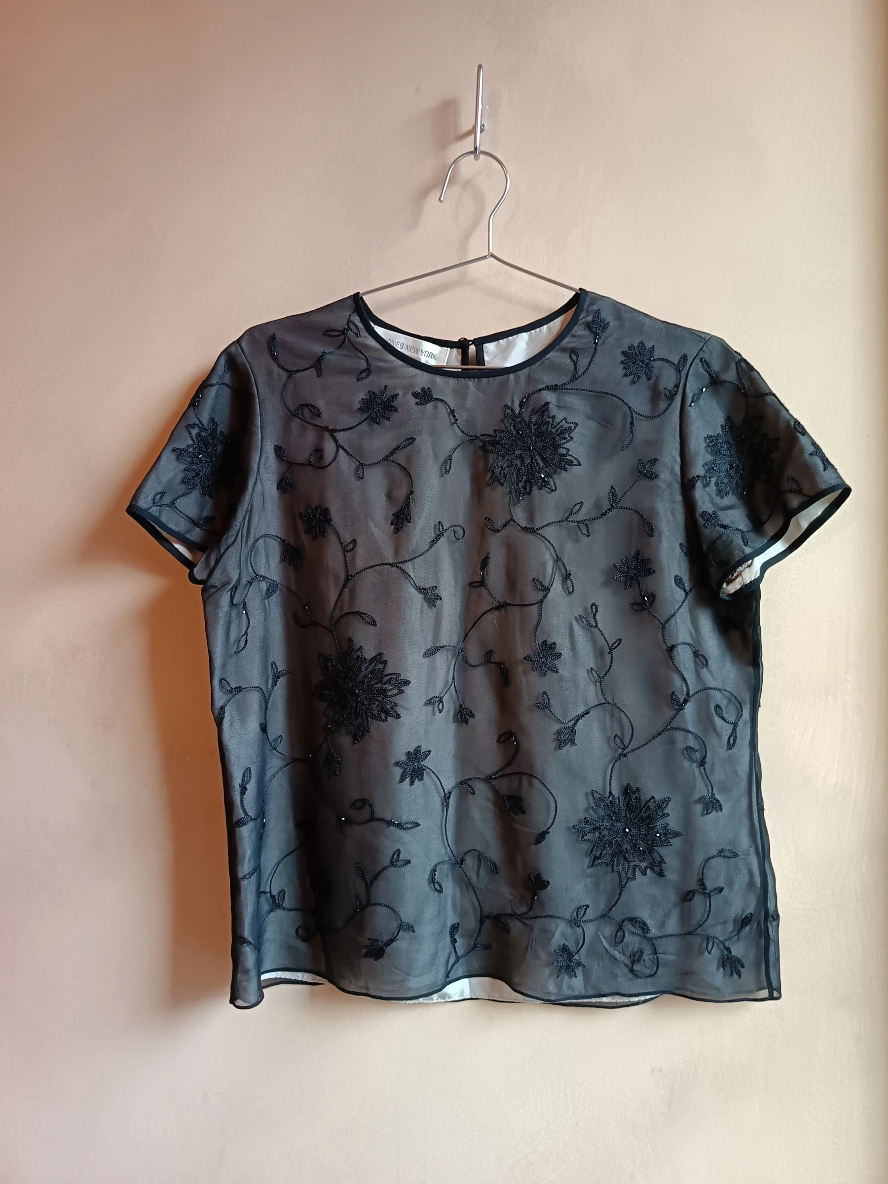 Blouse noire en soie brodée style vintage Vintage seconde main