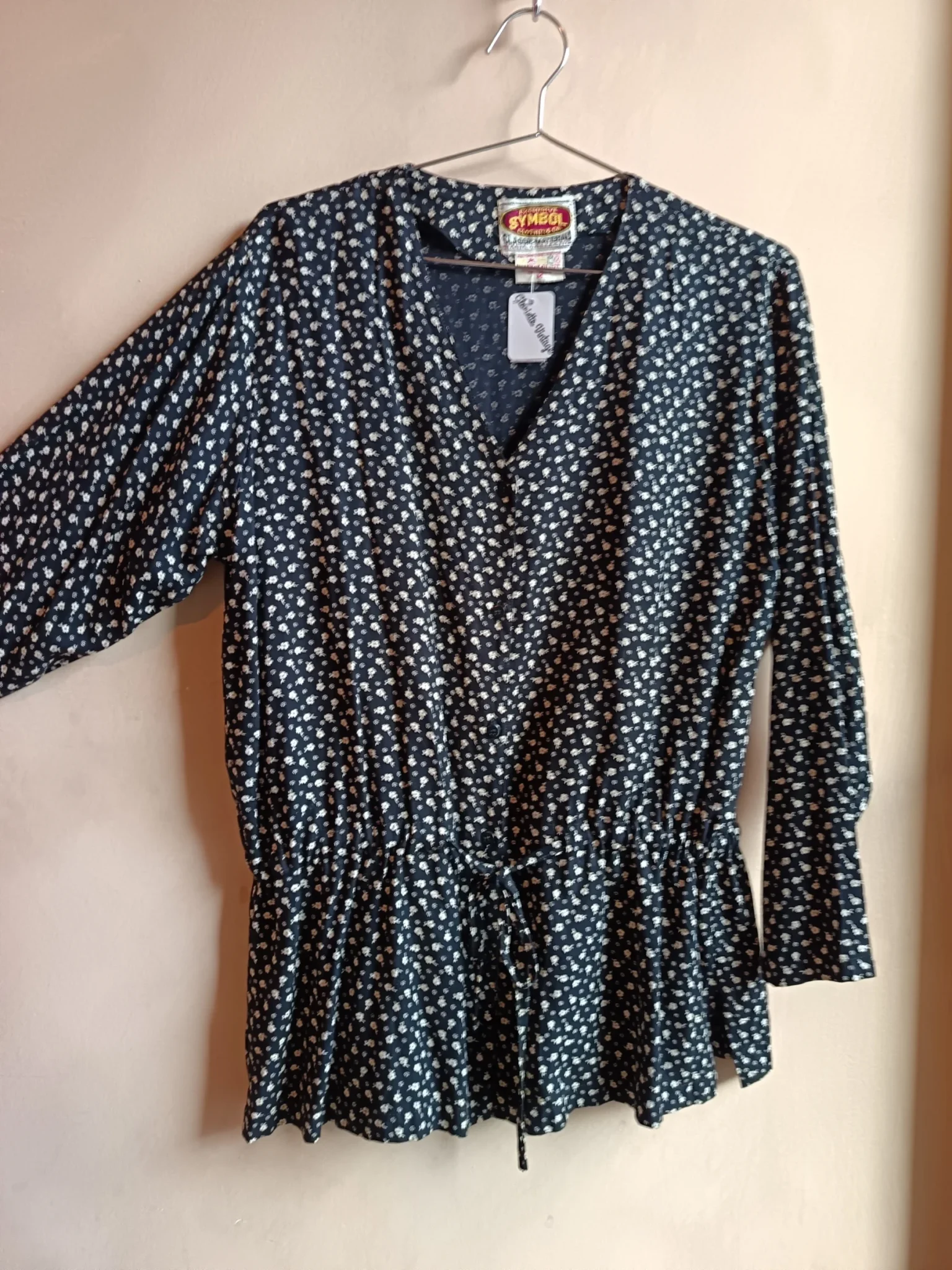 Featured image for Blouse noire fleurie style vintage