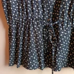 Thumbnail for Blouse noire fleurie style vintage