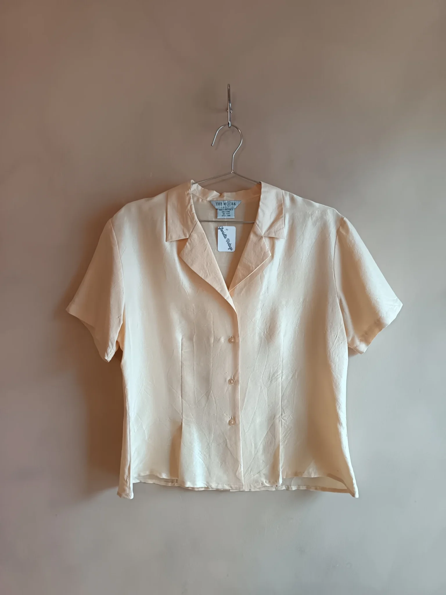 Featured image for Chemise en soie jaune beurre style vintage