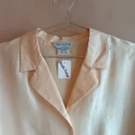 Thumbnail for Chemise en soie jaune beurre style vintage