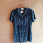 Featured thumbnail for Blouse bleue brodée style vintage années 90