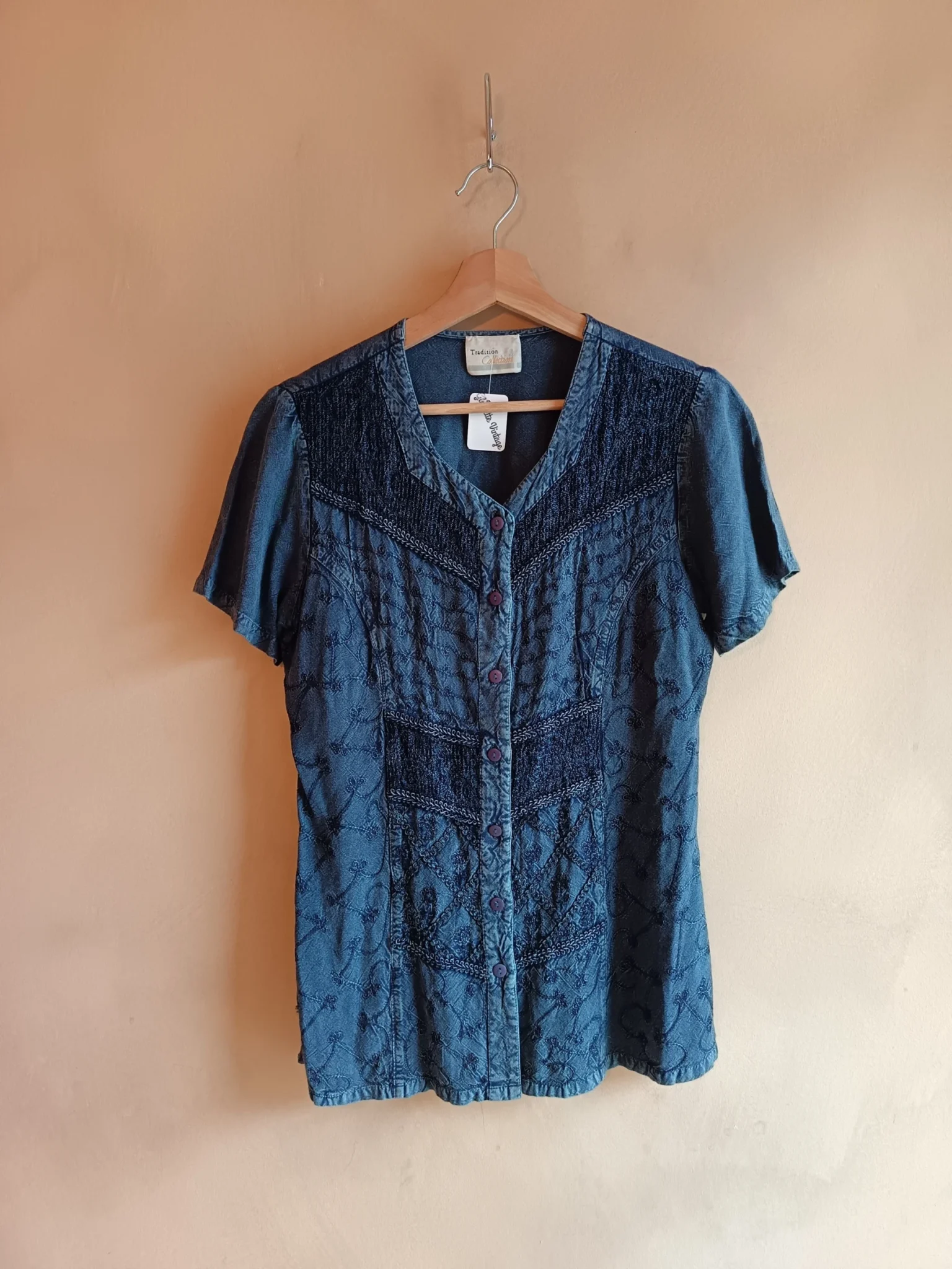 Featured image for Blouse bleue brodée style vintage années 90