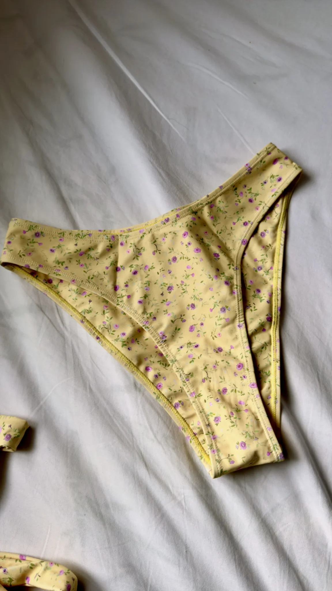 Featured image for Bas de maillot brésilien jaune fleuri Mennillo