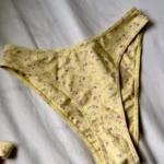 Featured thumbnail for Bas de maillot brésilien jaune fleuri Mennillo