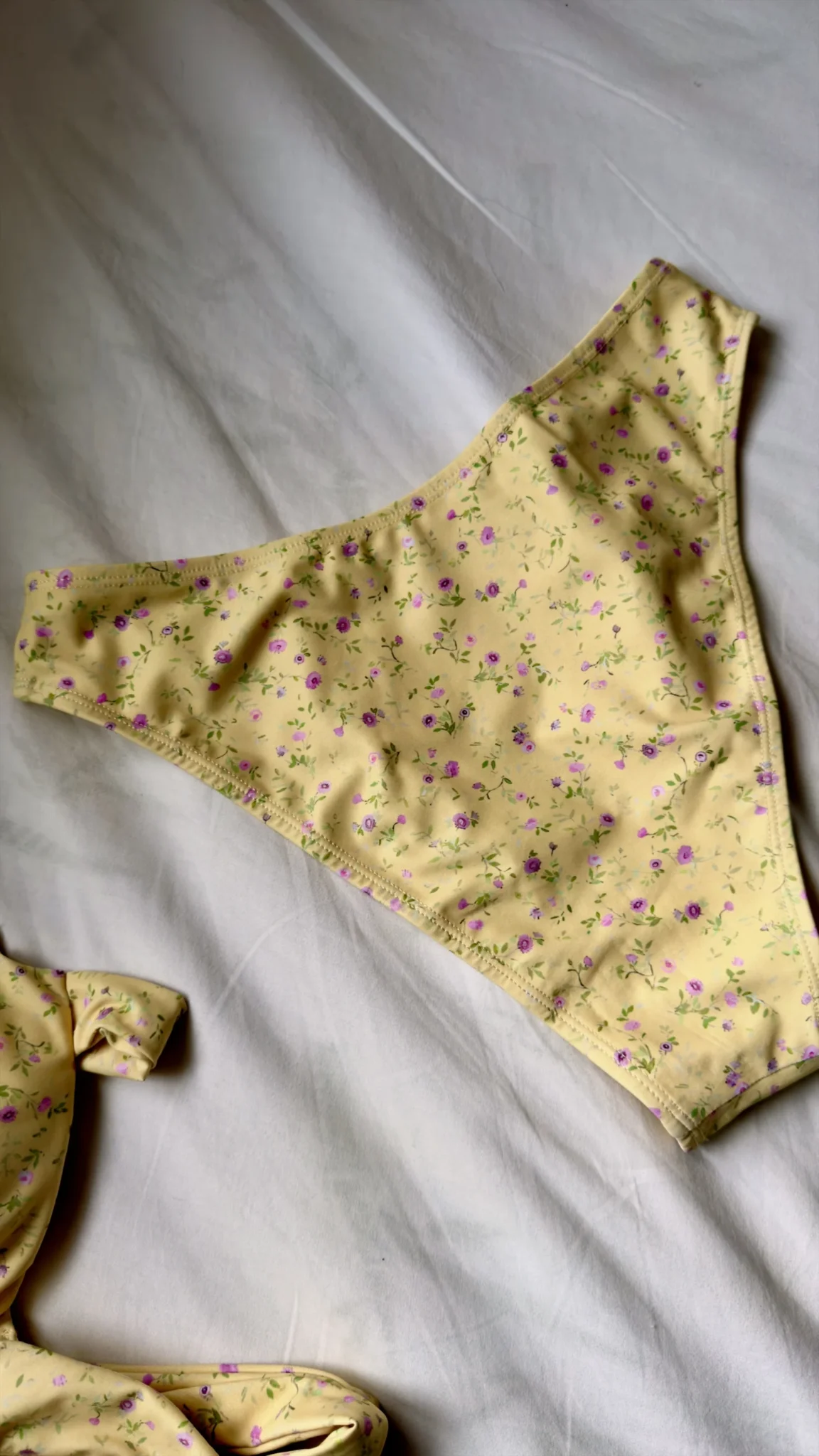 Image for Bas de maillot brésilien jaune fleuri Mennillo