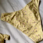Thumbnail for Bas de maillot brésilien jaune fleuri Mennillo