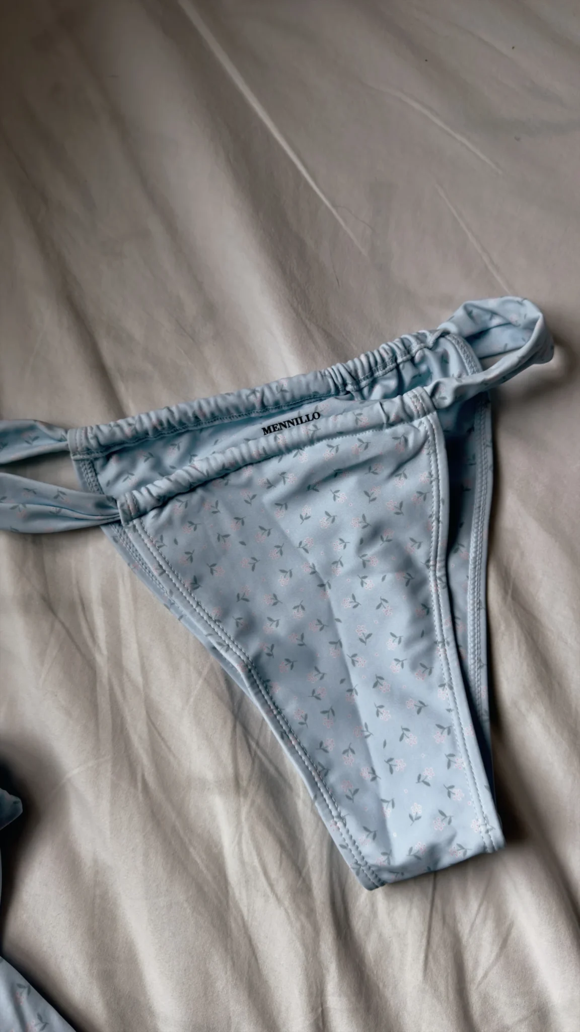 Featured image for Bas de maillot brésilien bleu fleuri Mennillo