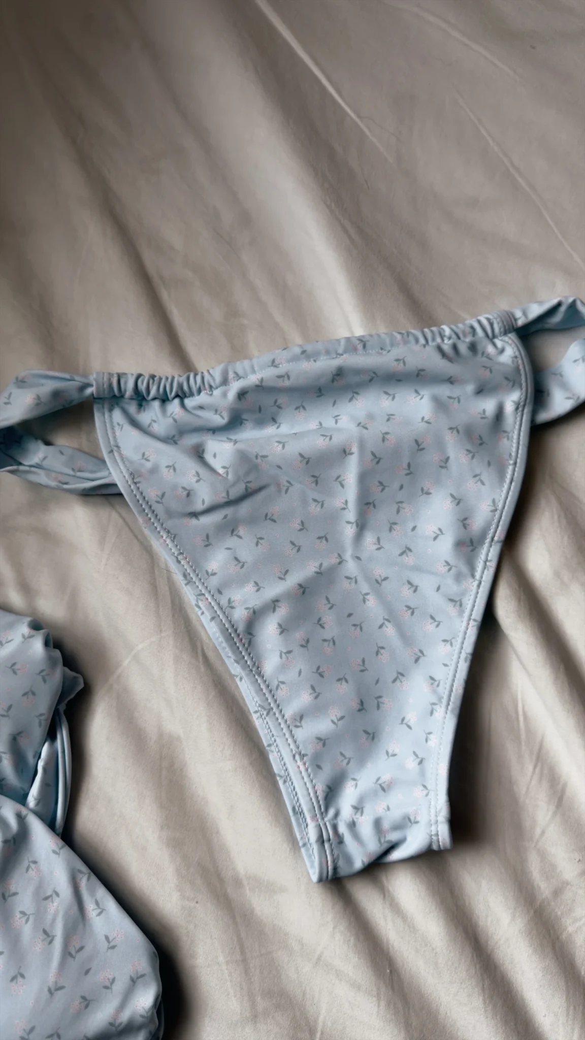 Image for Bas de maillot brésilien bleu fleuri Mennillo