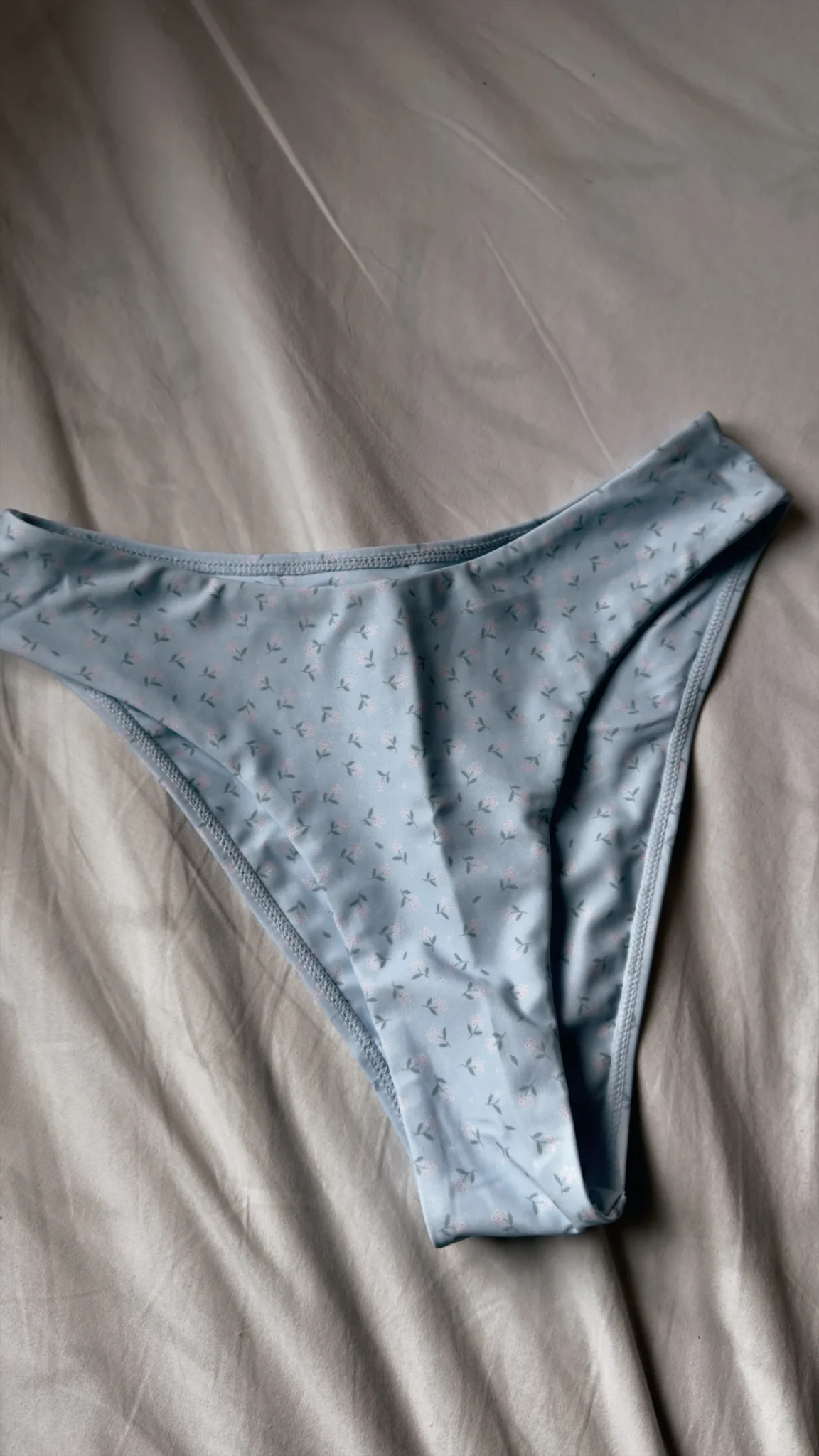 Featured image for Bas de maillot brésilien bleu fleuri Mennillo