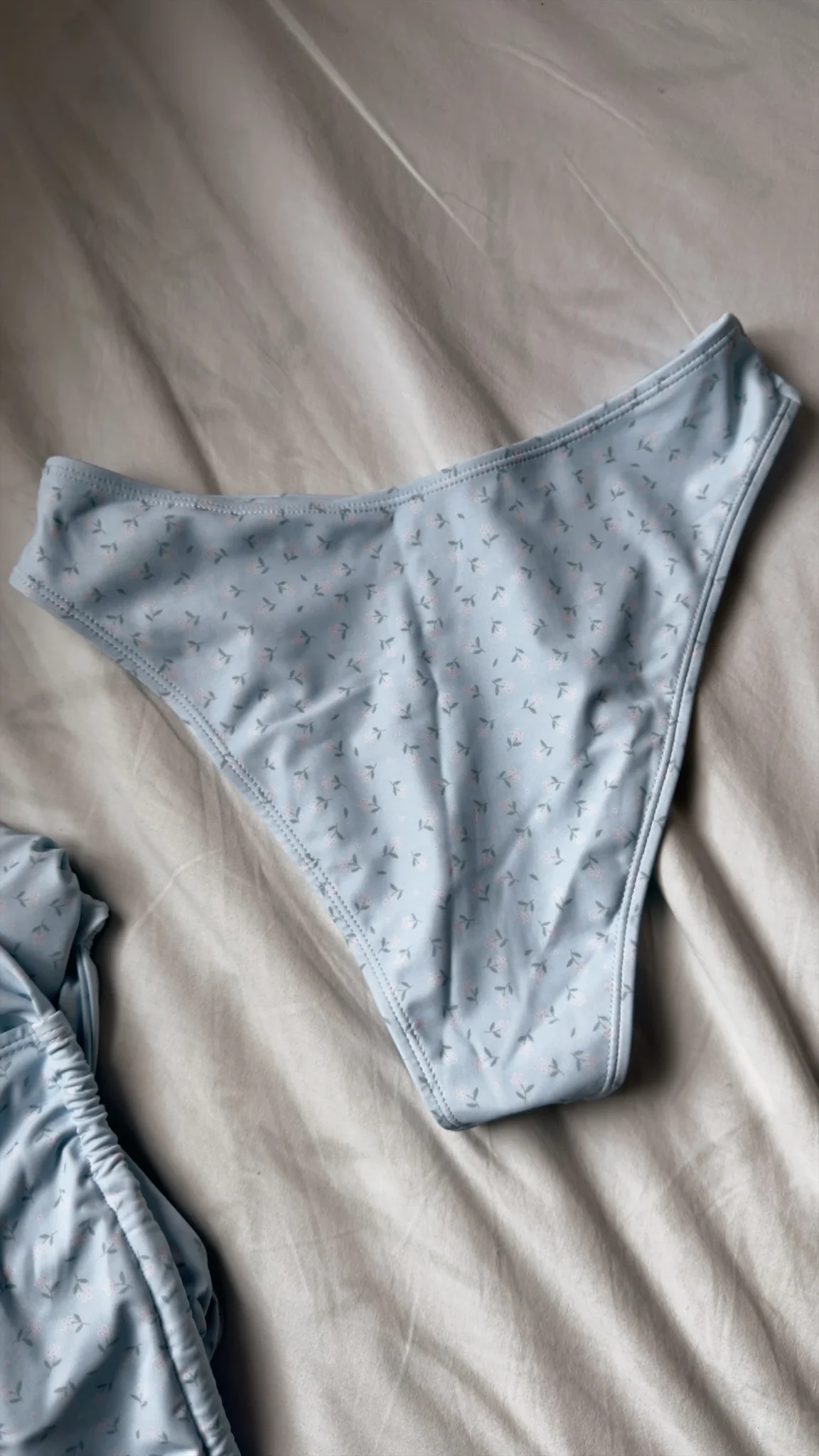 Image for Bas de maillot brésilien bleu fleuri Mennillo