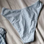 Thumbnail for Bas de maillot brésilien bleu fleuri Mennillo