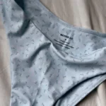 Thumbnail for Bas de maillot brésilien bleu fleuri Mennillo
