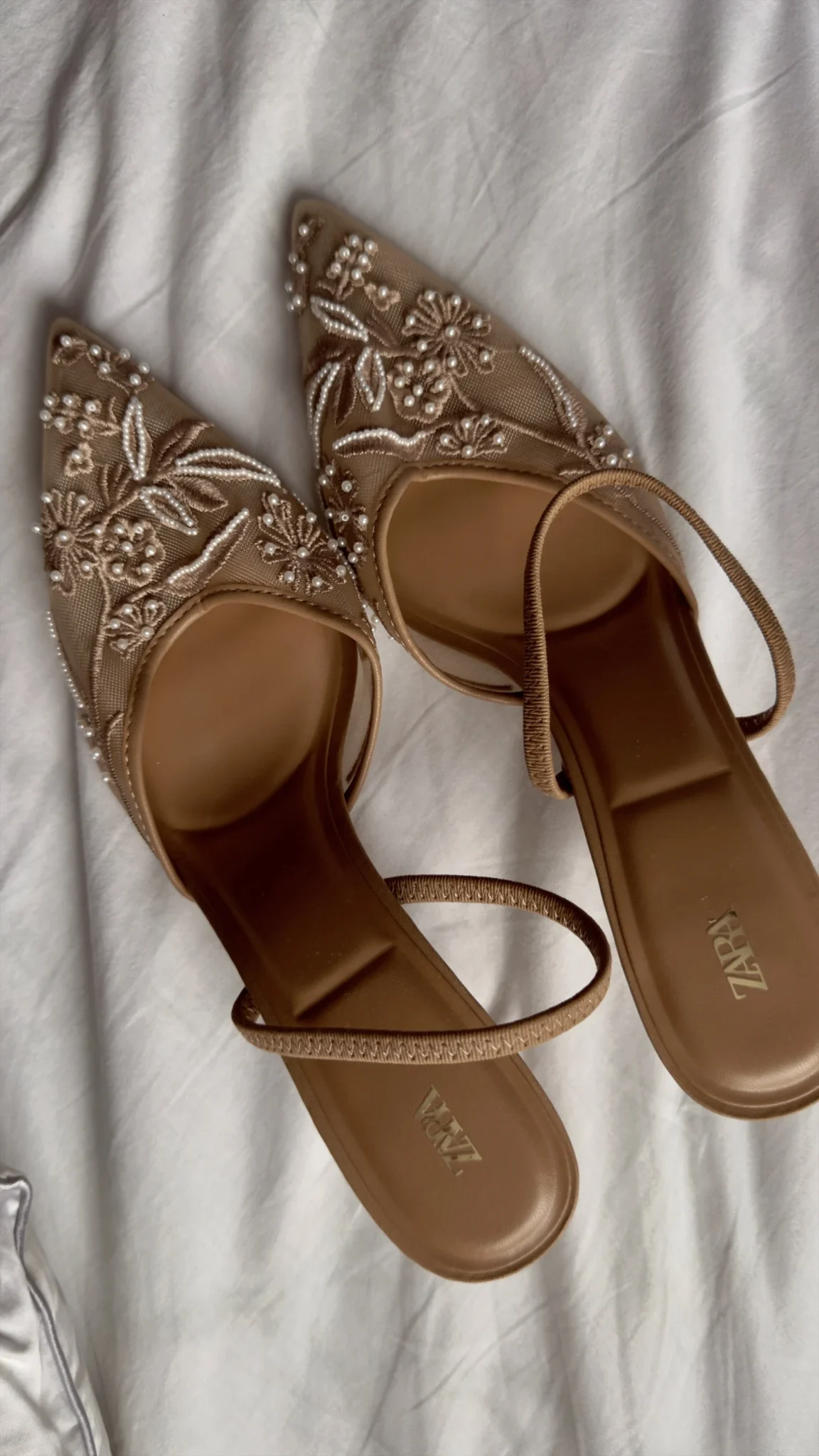 Featured image for Talon hauts beige mesh brodé Zara