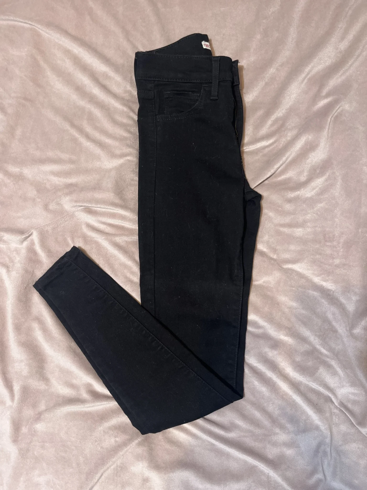 Featured image for Jeans Noir Levis skinny et taille haute- 24 - Très bon état
