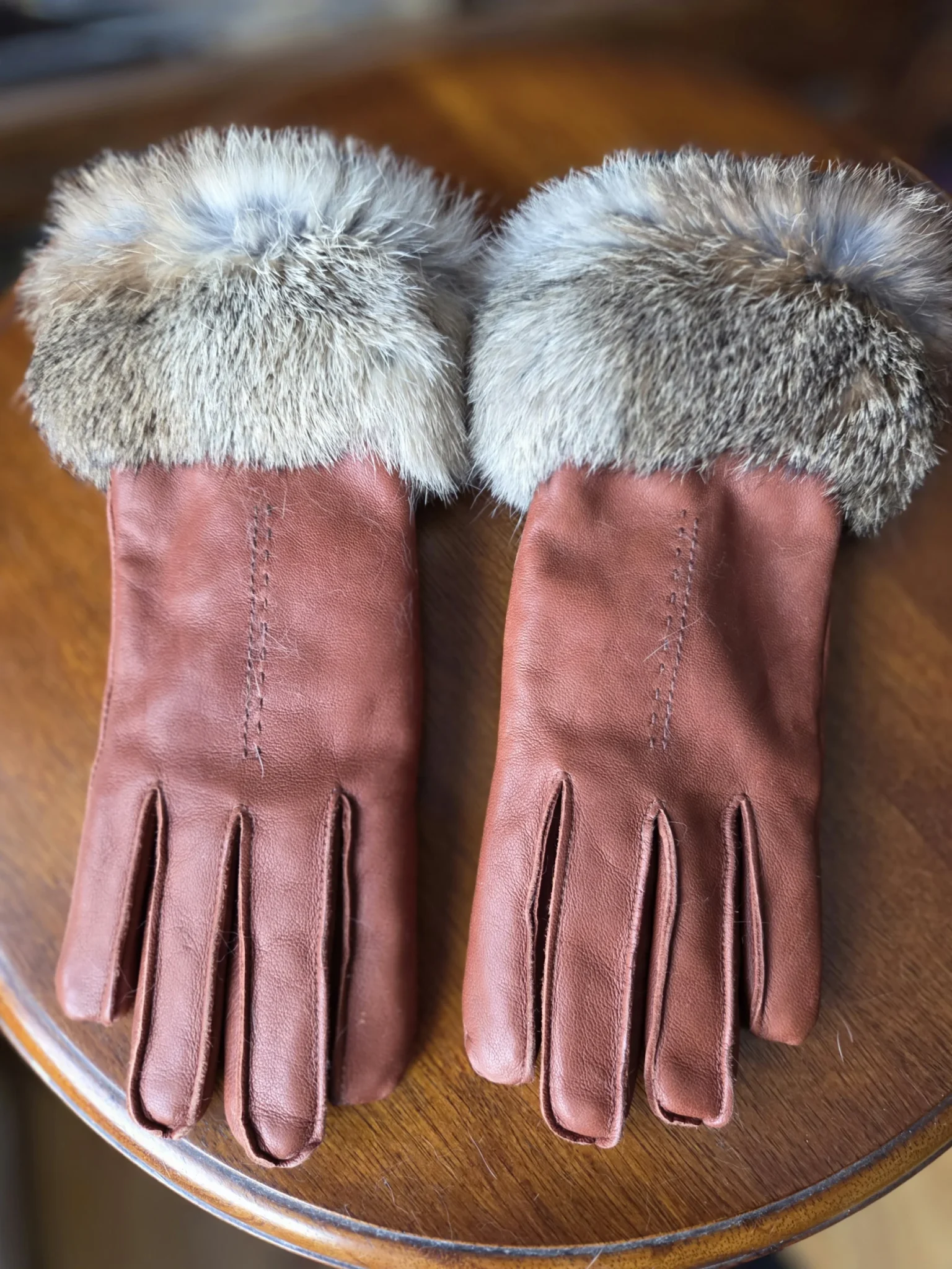 Featured image for Elegant gloves in tan leather and fur, lined with 3M Thinsulate.