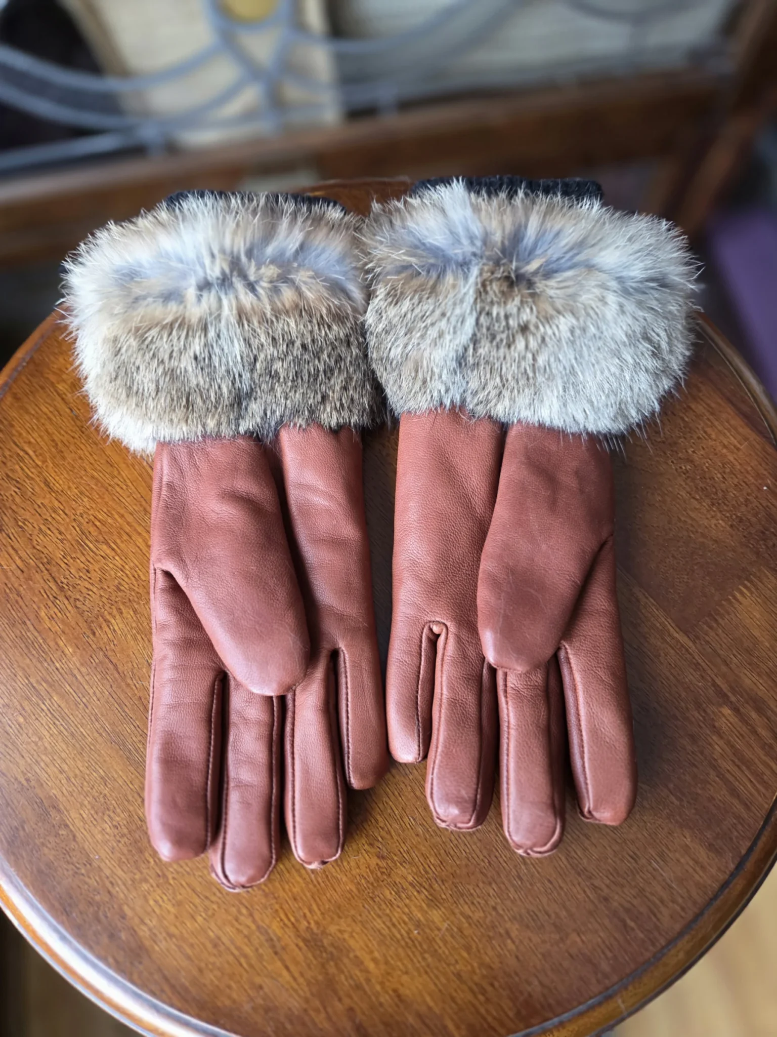 Image for Elegant gloves in tan leather and fur, lined with 3M Thinsulate.