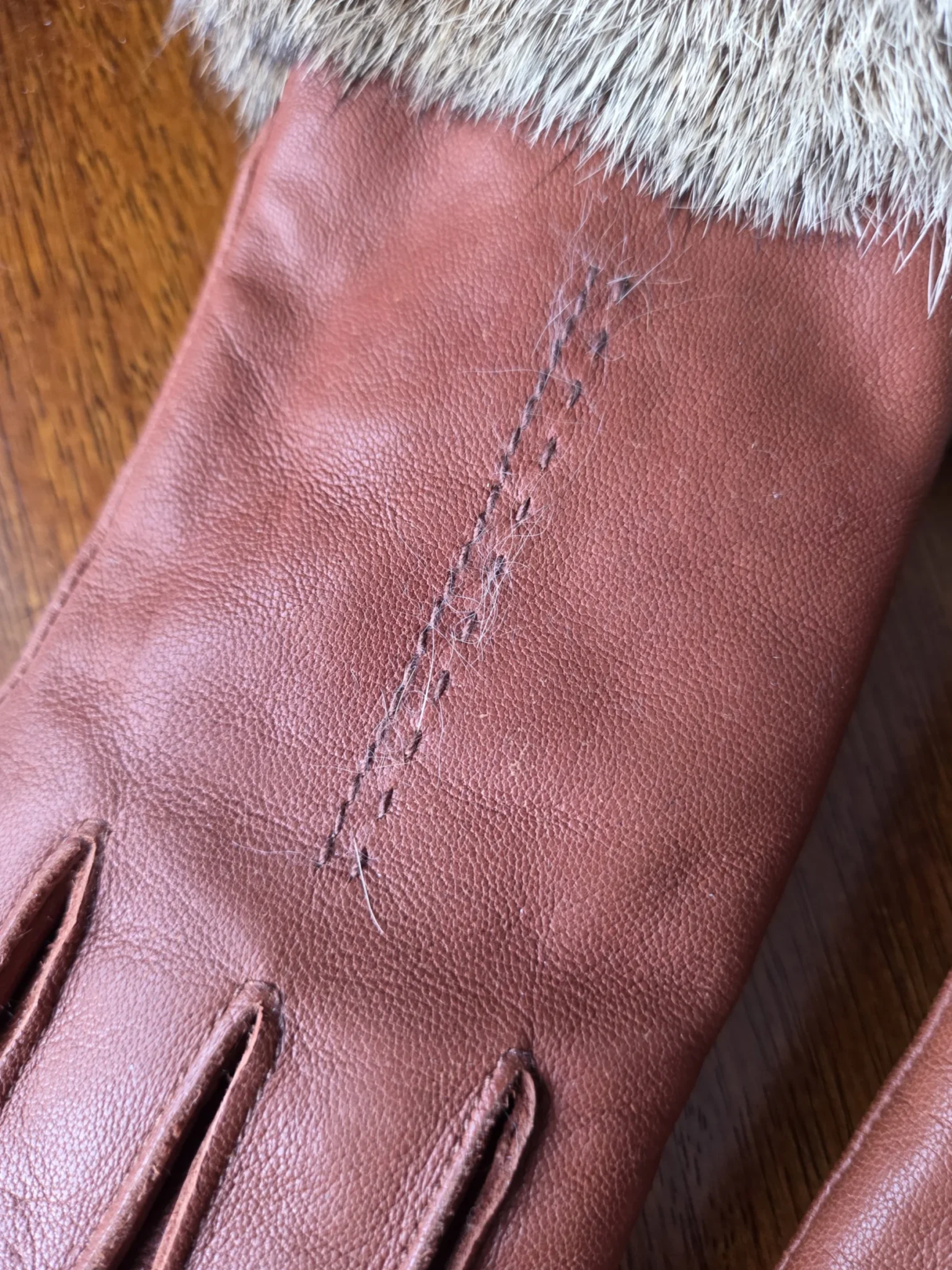 Image for Elegant gloves in tan leather and fur, lined with 3M Thinsulate.