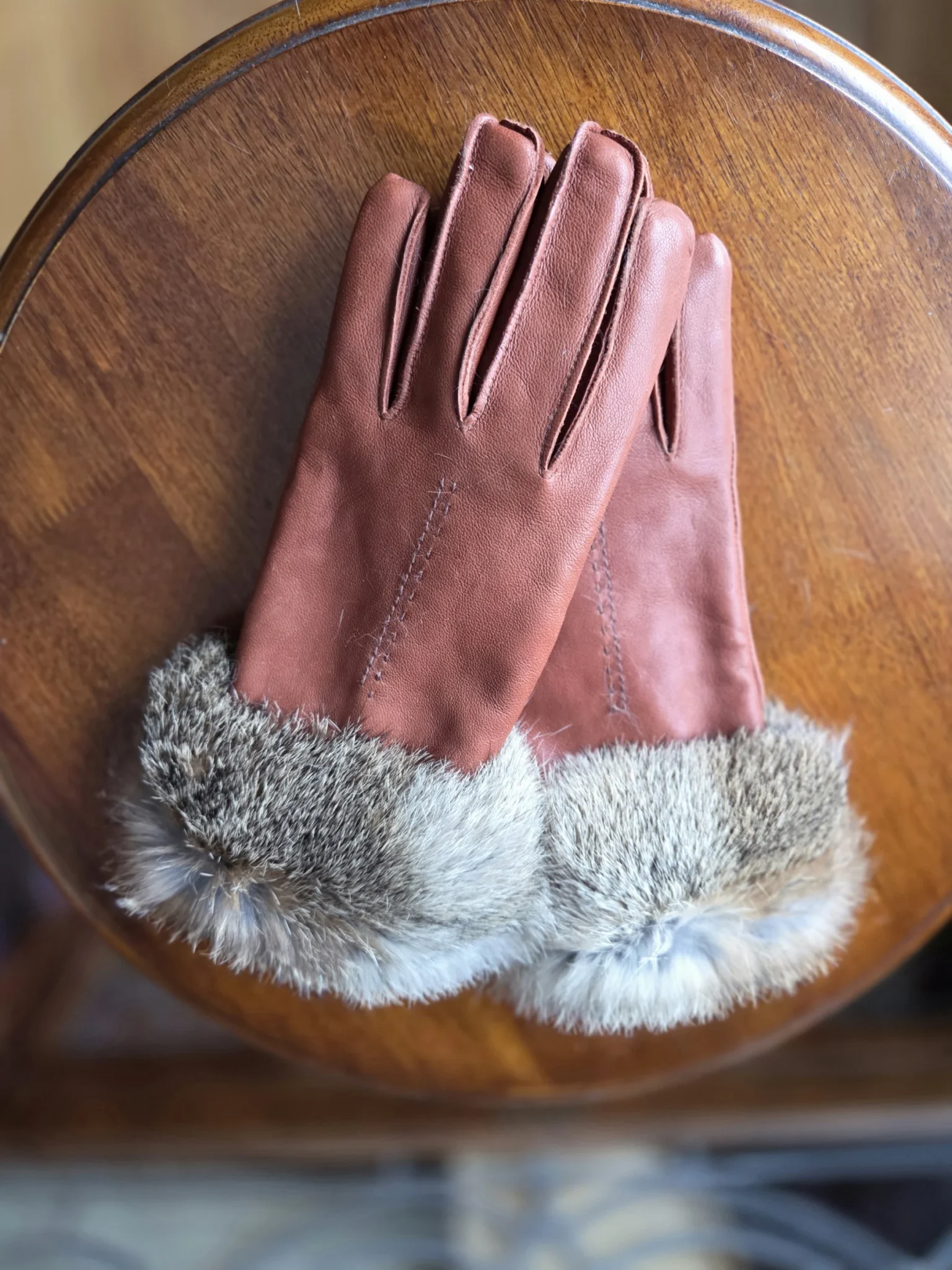 Image for Elegant gloves in tan leather and fur, lined with 3M Thinsulate.