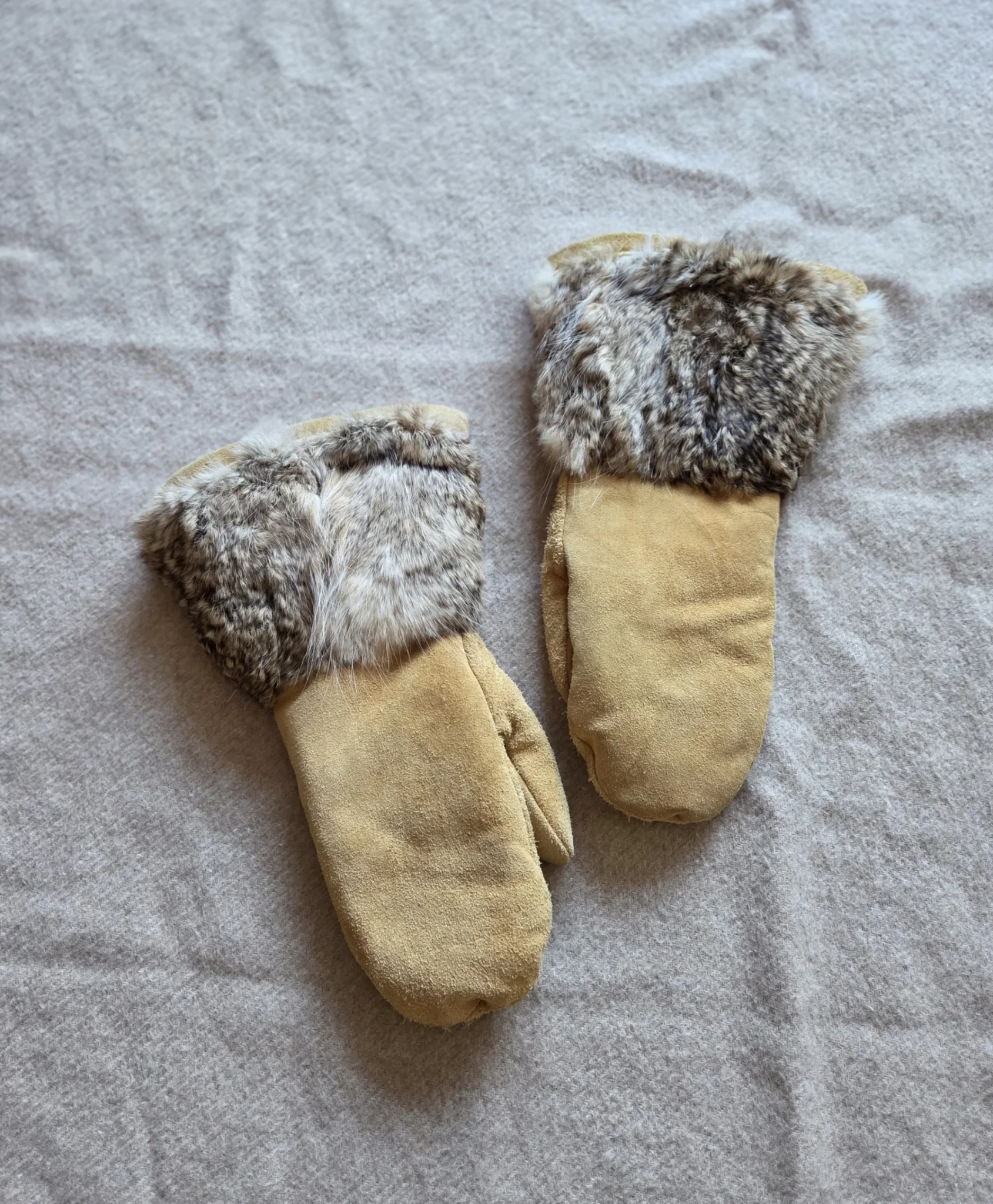 Featured image for Superb beige suede and real fur mittens