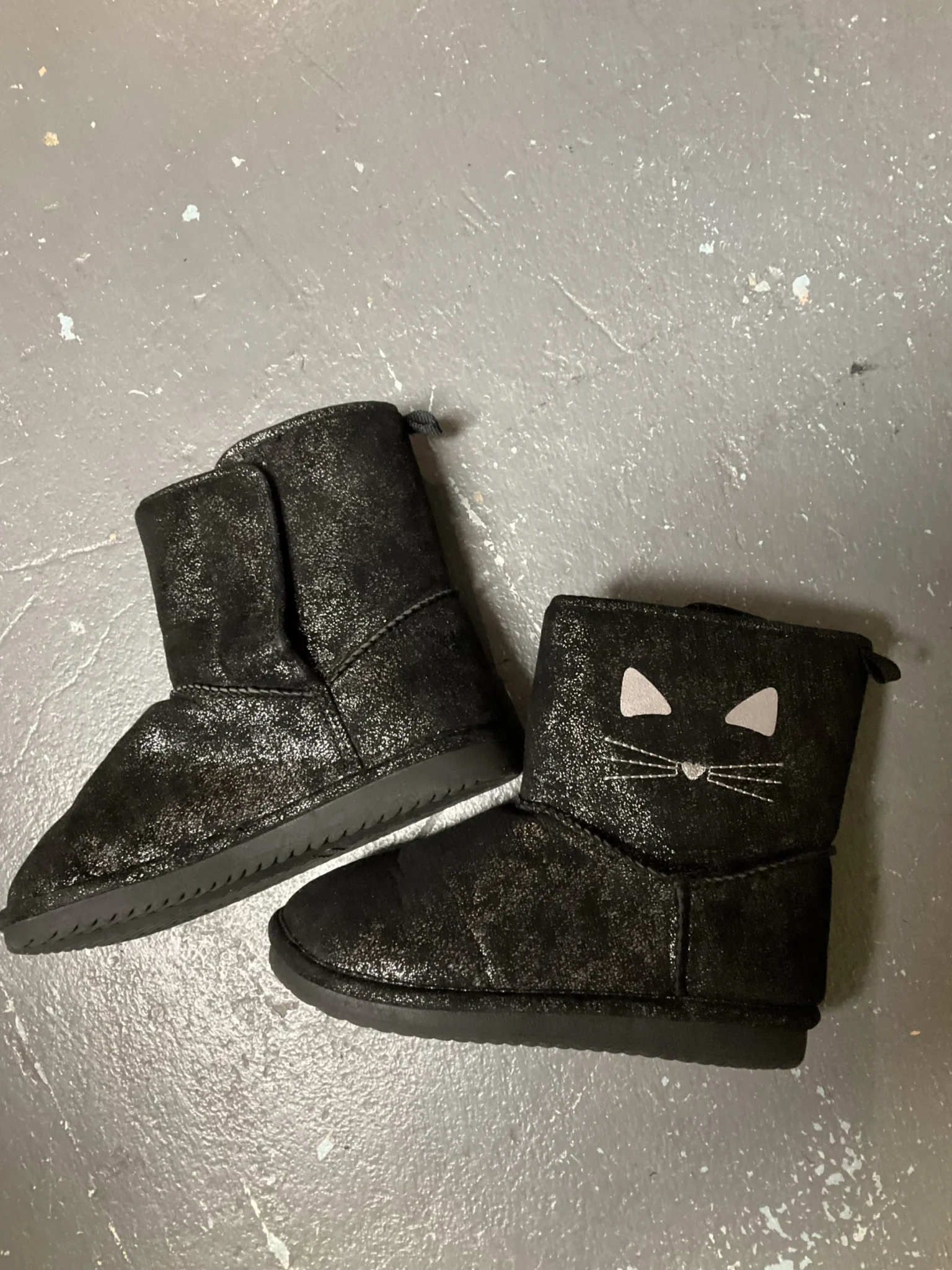 Featured image for Little girl's boots with cat motif