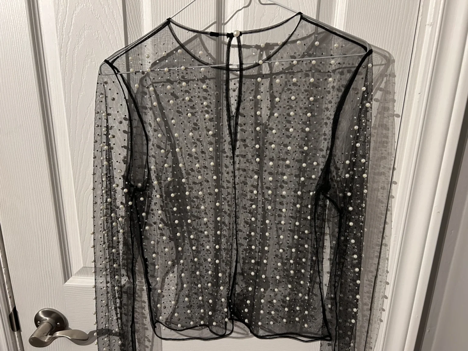 Featured image for Chandail filet avec perles et cristaux