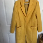 Featured thumbnail for Manteau long d’automne jaune