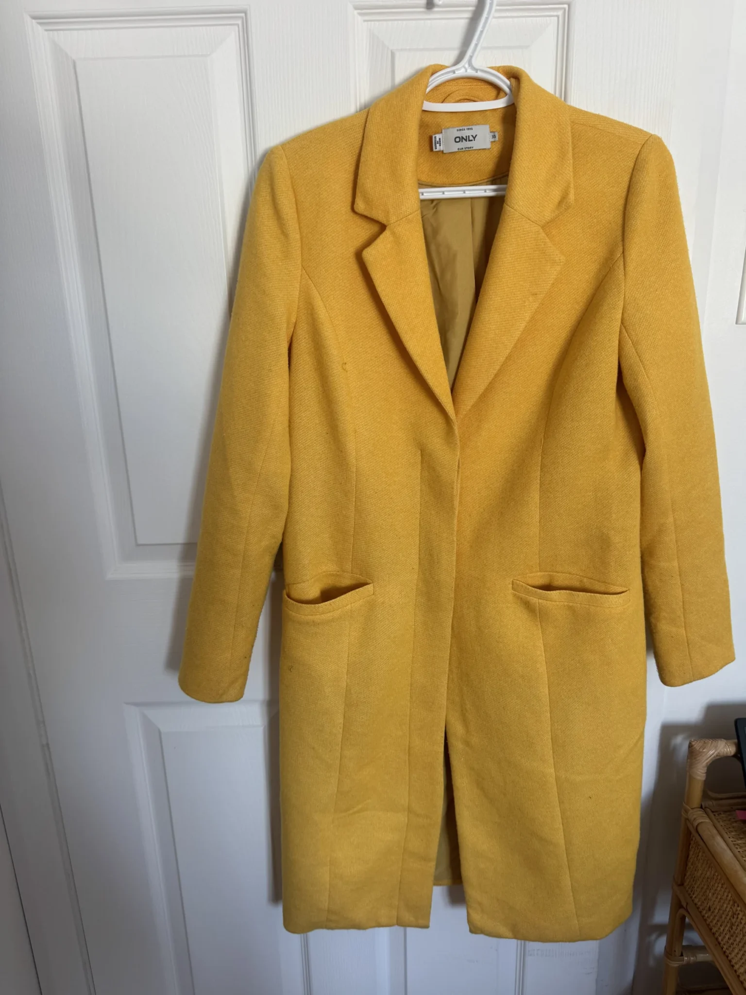 Featured image for Manteau long d’automne jaune